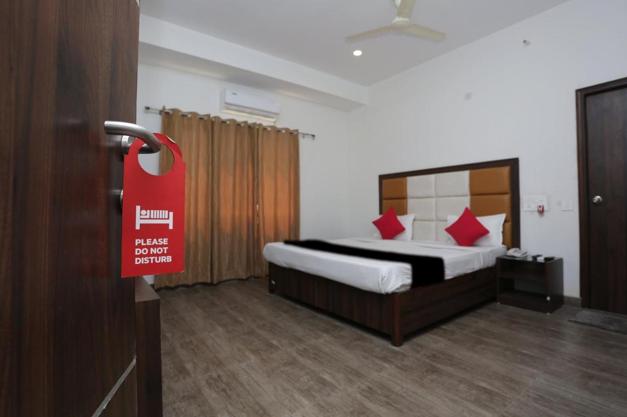 Capital O 37423 Golden Leaf Hotel Дехрадун Екстериор снимка