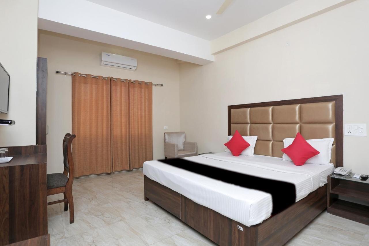 Capital O 37423 Golden Leaf Hotel Дехрадун Екстериор снимка